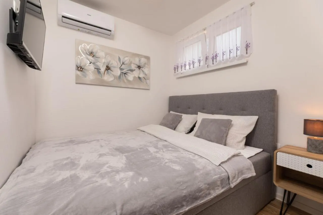 Apartments Vugrin Šilo 0*,